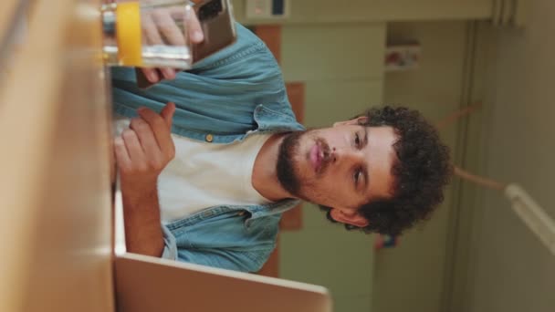 Jovem Sexo Masculino Usando Laptop Freelancer Trabalhando Cozinha — Vídeo de Stock