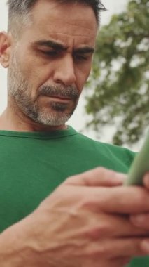 Sokaklarda cep telefonu kullanan orta yaşlı adamlar.