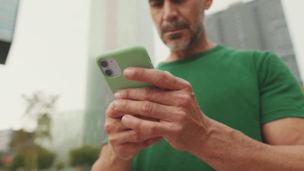 Крупный План Рук Мужчины Средних Лет Использующего Мобильный Телефон Улице — стоковое видео