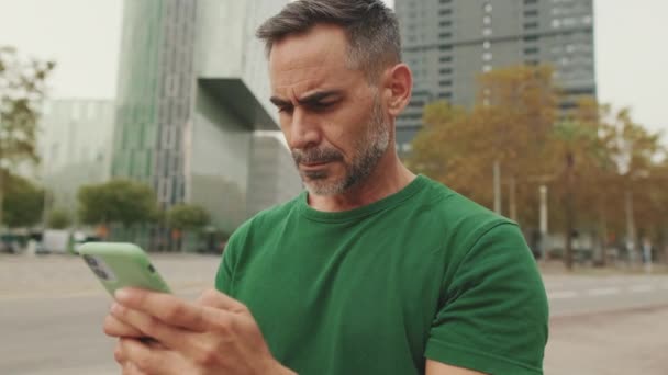 Cerca Hombres Mediana Edad Usando Teléfono Móvil Afuera Calle — Vídeos de Stock