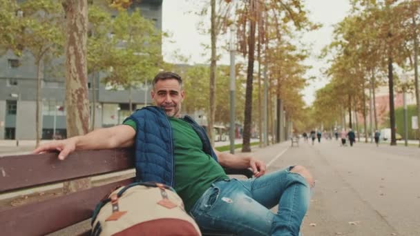 Uomo Mezza Età Seduto Sulla Panchina Del Parco — Video Stock