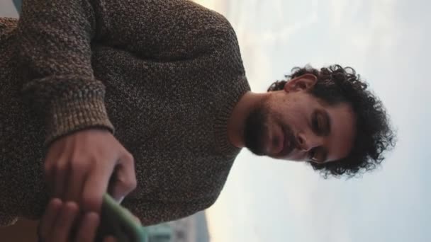 Pria Muda Tersenyum Berdiri Balkon Menggunakan Ponsel — Stok Video