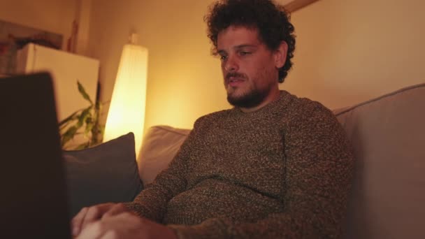 Šťastný Mladý Muž Sedí Obývacím Pokoji Pohovce Notebookem — Stock video