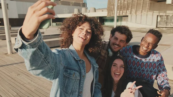 Tinerii Veseli Fac Selfie Comun Grup Elevi Zâmbesc Timp Uită — Fotografie, imagine de stoc