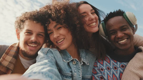 Gelukkige Lachende Vrienden Maken Een Videogesprek Vanaf Een Mobiele Telefoon — Stockfoto