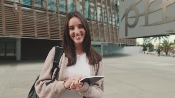 Chica Estudiante Con Cuadernos Sus Manos Para Fuera Del Edificio — Vídeos de Stock