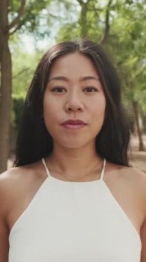 Gülümseyen güzel kadın mutlu oluyor ve kameraya bakıyor.