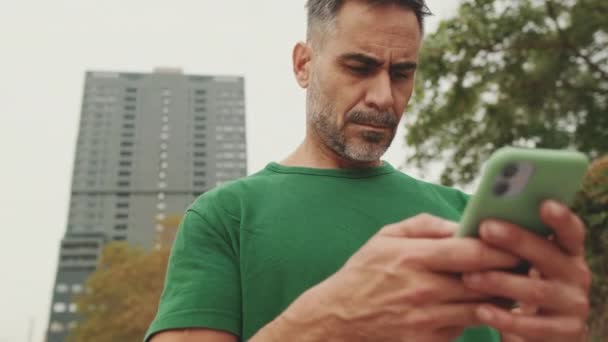 Hombres Mediana Edad Usando Teléfono Móvil Afuera Calle — Vídeos de Stock