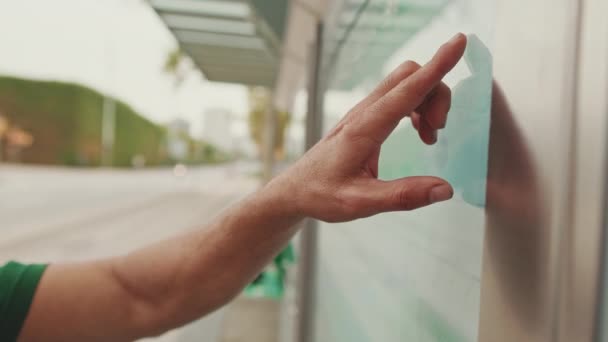Close Mão Homem Irreconhecível Apontando Com Dedo Procura Tráfego Transportes — Vídeo de Stock