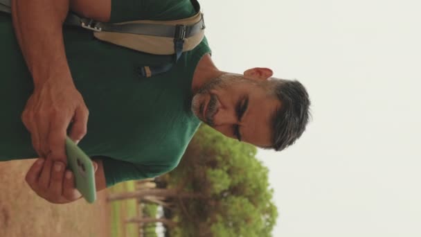 Чоловік Середнього Віку Використовує Смартфон Відкритому Повітрі Парку — стокове відео