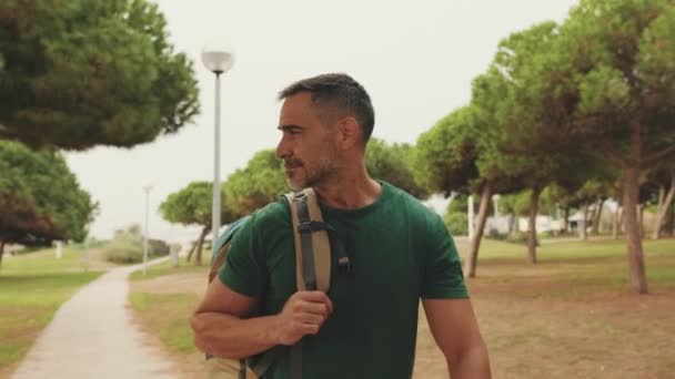 Мужчина Средних Лет Рюкзаком Плече Гуляющий Городском Парке — стоковое видео