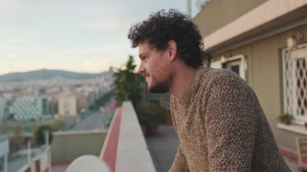 Mężczyzna Stoi Balkonie Odwraca Głowę Patrzy Kamerę Uśmiecha Się — Wideo stockowe