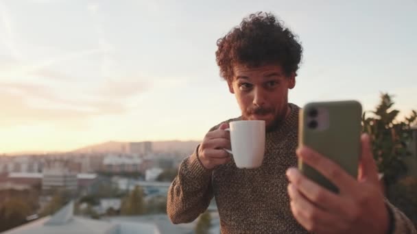 Ευτυχισμένος Νεαρός Άνδρας Στέκεται Στο Μπαλκόνι Κάνει Βιντεοκλήση Κινητό Τηλέφωνο — Αρχείο Βίντεο