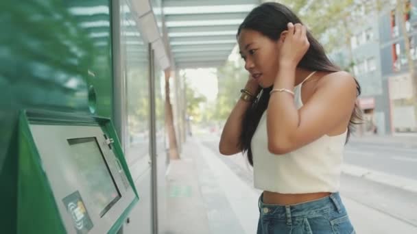 Wanita Muda Membeli Tiket Perhentian Angkutan Umum — Stok Video