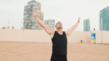 Yakın plan, orta yaşlı bir adam sabah plajda dinlenme egzersizleri yapıyor.