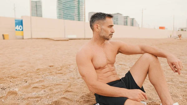 Hombre Musculoso Mediana Edad Sentado Relajado Playa — Foto de Stock