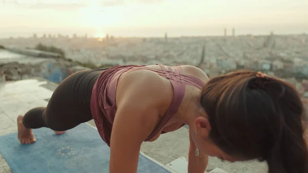 Chica Practica Handstand Yoga Asana Mirador Punto Amanecer — Foto de Stock
