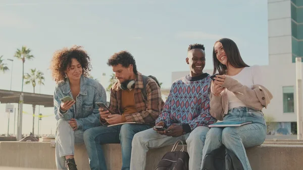 Szczęśliwa Grupa Przyjaciół Korzystających Telefonu Uśmiechających Się Razem Zewnątrz Studenci — Zdjęcie stockowe