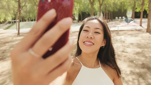 Uśmiechnięta Brunetka Ubrana Biały Top Dżinsy Robiąca Selfie Telefonie Komórkowym — Zdjęcie stockowe