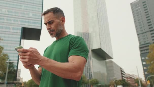 Mężczyźni Średnim Wieku Korzystający Telefonu Komórkowego Ulicy — Wideo stockowe