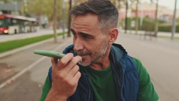 Close Homem Meia Idade Envia Mensagem Voz Partir Smartphone — Vídeo de Stock