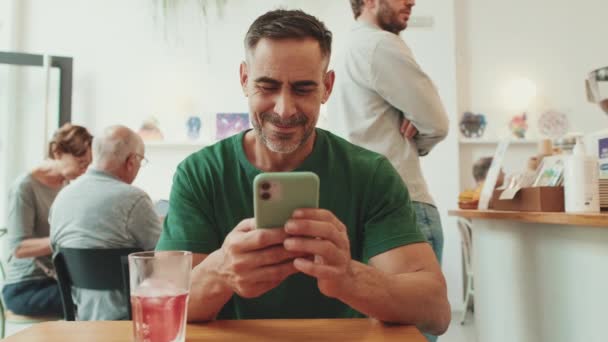 Pria Paruh Baya Duduk Kafe Menonton Video Ponsel — Stok Video