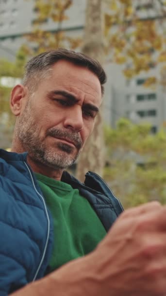Турист Середнього Віку Використовує Мобільний Телефон Сидячи Лавці Парку — стокове відео