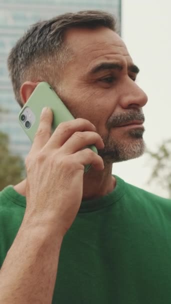 Blisko Mężczyźni Średnim Wieku Rozmawiają Przez Telefon Komórkowy Tle Nowoczesnych — Wideo stockowe