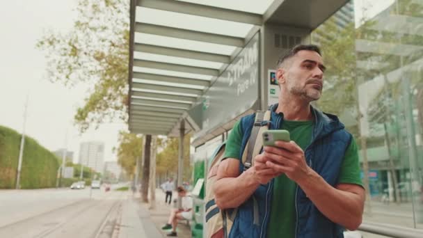 Середнього Віку Мобільним Телефоном Руках Стоячи Трамвайній Зупинці — стокове відео