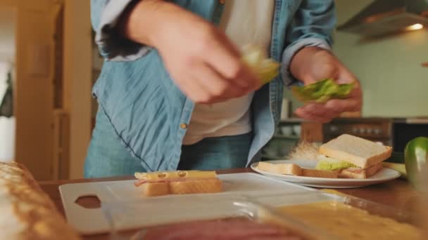 Close Van Handen Van Jonge Man Koken Sandwich Staande Keuken — Stockvideo