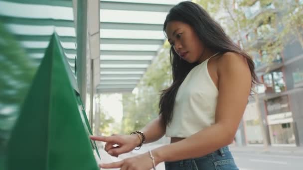 Mujer Joven Comprando Billete Parada Transporte Público — Vídeos de Stock