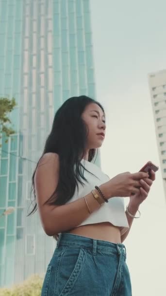 Jovem Mulher Usa Aplicativo Mapa Telefone Celular Enquanto Está Fundo — Vídeo de Stock