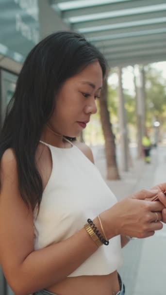 Jovem Mulher Usando Telefone Celular Parada Transporte Público — Vídeo de Stock