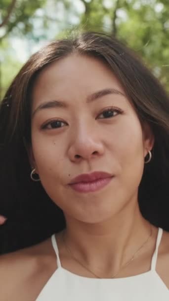 Nahaufnahme Einer Jungen Frau Die Ihr Haar Berührt Und Lächelt — Stockvideo