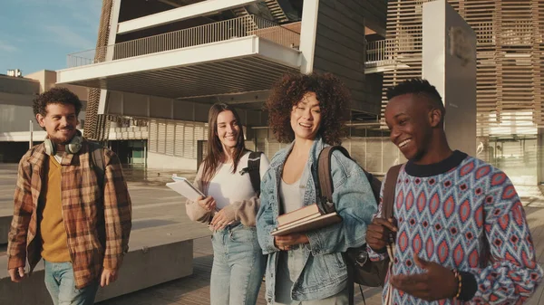 Grupa Studentów Idzie Zewnątrz Koledzy Klasy Chodzą Ulicą Rozmawiając Śmiejąc — Zdjęcie stockowe