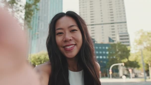 Cerca Sonriente Joven Mujer Tomando Selfie Teléfono Móvil Mientras Que — Vídeos de Stock