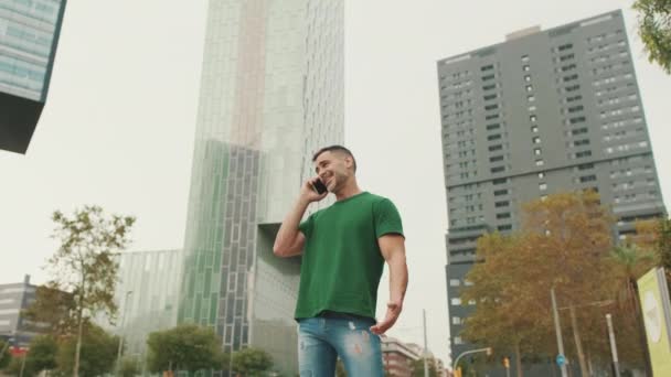 Homens Meia Idade Falando Telefone Celular Prédios Modernos Fundo — Vídeo de Stock