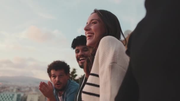 Молоді Люди Дивляться Красиві Види Розмовляють Стоячи Балконі — стокове відео