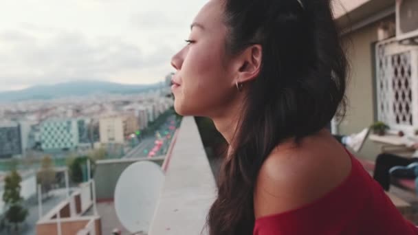 Gros Plan Jeune Femme Debout Sur Balcon Regardant Ville Coucher — Video