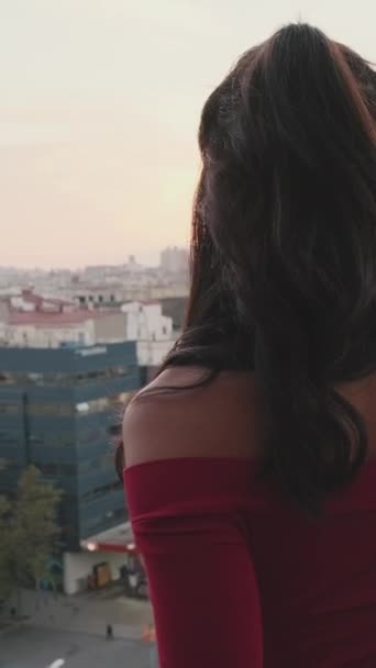 발코니에서 여자가해 도시를 바라보고 — 비디오