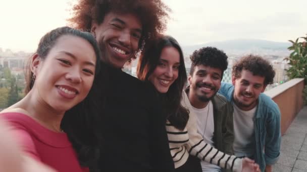 Primer Plano Los Jóvenes Pie Balcón Tomando Selfie Teléfono Móvil — Vídeos de Stock