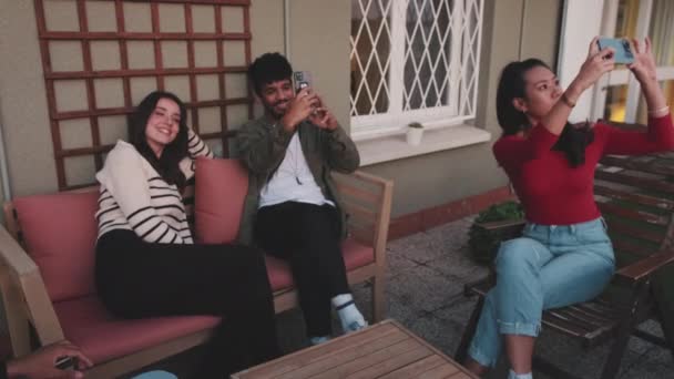 Los Jóvenes Toman Fotos Puesta Sol Mientras Están Sentados Terraza — Vídeos de Stock