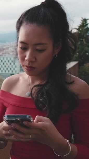 Дівчина Спілкується Використовуючи Мобільний Телефон Стоячи Балконі Сучасному Місці Фоні — стокове відео