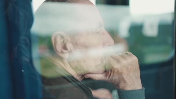 Κοντινό Πλάνο Πορτρέτο Του Σκεπτικού Ηλικιωμένου Άνδρα Κοιτάζοντας Έξω Από — Αρχείο Βίντεο