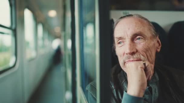 Κοντινό Πορτραίτο Ηλικιωμένου Άνδρα Που Κοιτάζει Έξω Από Παράθυρο Του — Αρχείο Βίντεο