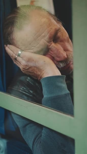 Vertikal Video Äldre Man Sover När Reser Tåg Coupe Genom — Stockvideo