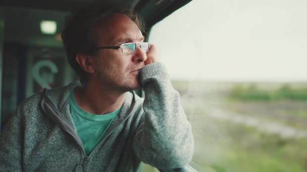 Närbild Vuxen Man Glasögon Ser Tankeväckande Genom Fönstret När Står — Stockvideo
