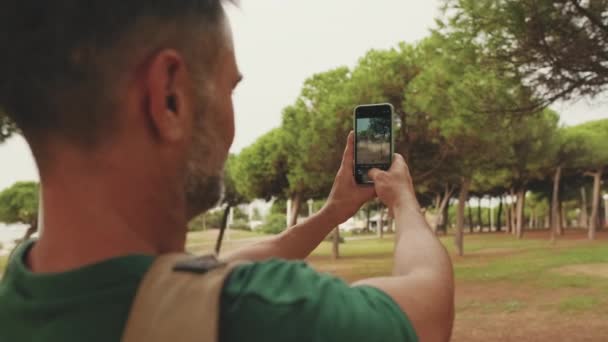 Gros Plan Homme Âge Moyen Prend Des Photos Sur Smartphone — Video