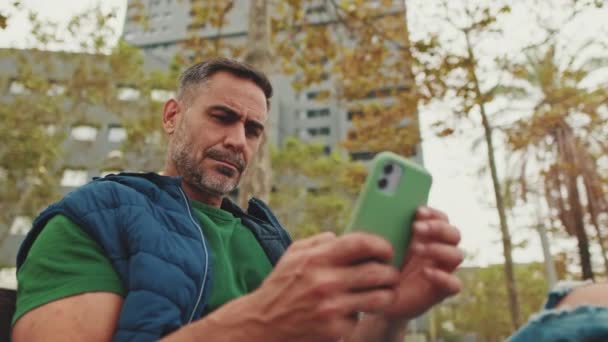 Mannelijke Toerist Van Middelbare Leeftijd Gebruikt Mobiele Telefoon Terwijl Hij — Stockvideo