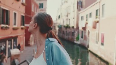 Venedik 'te yürüyen genç kadın turist, kamera ilerliyor.